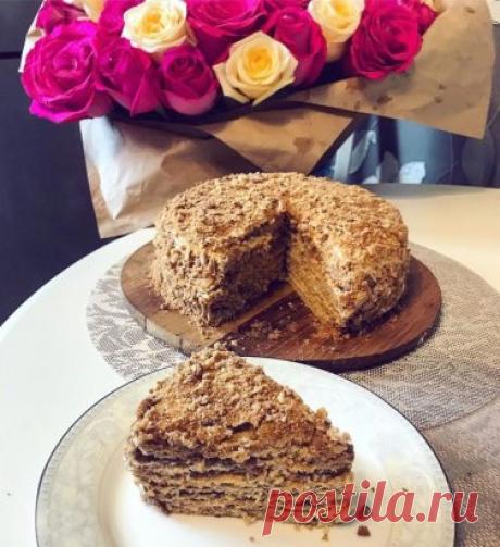 КОРОЛЬ ТОРТОВ МЕДОВИК🧡
Конечно выпекать 10 отдельных коржей более трудоемко, чем испечь один бисквит и разрезать его...Но оно того стоит !!!🧡
Тесто для медовых коржей: 
Мука пшеничная высшего сорта (400 г) 
Сахар (220 г) 
Масло сливочное (100 г) 
Яйца куриные (2 шт) 
Мед натуральный (2 с л) 
Сода пищевая (1 ч л) 
Поваренная соль (1 щеп) 
Крем : 
Сливки 33% 250 мл 
Рикотта 300 г 
Сахарная пудра 180 г 
Можете сделать сметанный крем, используя: 
Сметана жирная 300 г 
Ма