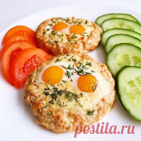 ГНЕЗДА ИЗ ФАРША С СЫРОМ - очень просто и вкусно!

Ингредиенты (на 6 шт.):
- Фарш - 450 г ( куриная грудка)
- Лук - 1 шт.
- Чеснок - 1-2 зубчика
- Яйцо куриное - 1 шт.
- Хлебцы цельнозерновые - 50 г
- Соль и специи - по вкусу
- Сыр ~ 80 г
- Яйца перепелиные - 12 шт.

Приготовление:
1. Мясо с луком и чесноком прокручиваем через мясорубку.
2. Хлебцы измельчаем в мелкую крошку с помощью блендера.
3. Добавляем к фаршу измельченные хлебцы, яйцо, соль и специи. Тщательно перемеши...