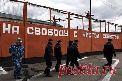 Сотрудника российской колонии обвинили в организации заказного убийства коллеги. В Кабардино-Балкарской Республике сотрудника российской исправительной колонии заподозрили в попытке организации убийства по найму своего коллеги. Подозреваемый решил свести с сослуживцем счеты на почве личной неприязни и обратился к отбывающему в колонии заключенному, попросив организовать убийство.