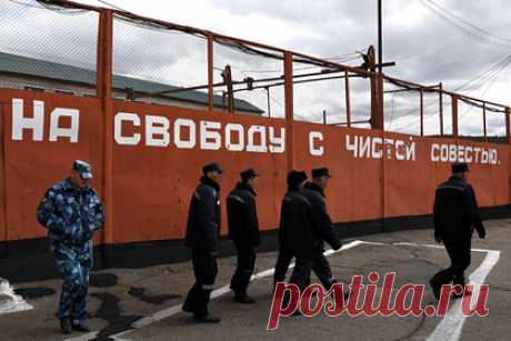 Сотрудника российской колонии обвинили в организации заказного убийства коллеги. В Кабардино-Балкарской Республике сотрудника российской исправительной колонии заподозрили в попытке организации убийства по найму своего коллеги. Подозреваемый решил свести с сослуживцем счеты на почве личной неприязни и обратился к отбывающему в колонии заключенному, попросив организовать убийство.