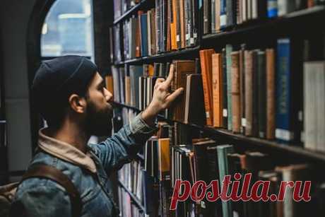 Из библиотек Германии стали массово воровать редкие русские книги. Из библиотек Германии стали массово воровать старинные книги русских писателей. Об этом сообщает газета Bild. В январе 2024 из Государственной библиотеки Берлина украли пять книг, включая три тома Александра Пушкина — «Братья разбойники» 1827 года, «Борис Годунов» 1831-го и «Кавказский пленник» 1828-го.