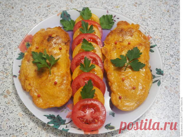 Рыбка в сырном кляре со свежими томатами - БУДЕТ ВКУСНО! - медиаплатформа МирТесен Любят мои домашние. Готовлю часто. Кляр разный делаю. Здесь сырный, густой и воздушный. А рыбка внутри нежная и сочная, хотя это обычный минтай. Ингредиенты Филе рыбы — 500 г (4 кусочка) Яйцо — 1 шт. Сливки питьевые (10-20%) — 1/2 стакана Мука — 1/2 стакана Сыр — 100 г Смесь перцев — по вкусу