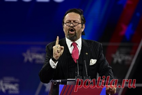 Названы получатели выгоды от конфликта на Украине. Бывший заместитель помощника президента США Себастьян Горка назвал получателей выгоды от конфликта на Украине. По его словам, на нем наживаются американские демократы и военно-промышленный комплекс. Он заявил, что миллиарды долларов из казны Соединенных Штатов, отправленные Киеву, являются надувательством.