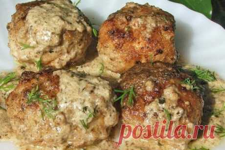 Мясные тефтели с рисом в сливочном соусе

Тефтели известны в национальных кухнях разных стран мира, например, на Ближнем Востоке они называются кюфта, на Сицилии – аранчини. Мясные шарики считаются одним из основных национальных блюд Швеции.

Ингредиенты:
Показать полностью...