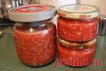 Соус хреновина
Чтобы приготовить хреновину нужно:
-1 кг. помидор,
-100 гр. корня хрена,
-100 гр. чеснока,
-1-2 чайные ложки соли,
-1 чайную ложку сахара.
Приготовление:
Корень хрена чистят и промывают.
Вымытые помидоры, вместе с хреном перемалывают. При перемалывании хрена на мясорубку надевают целлофановый пакет, чтобы его испарения не разъедали глаза.
Чеснок пропускают через чесноковыжималку.
Всё смешивают, добавляют сахар с солью и тщательно перемешивают.
В стерилизован...