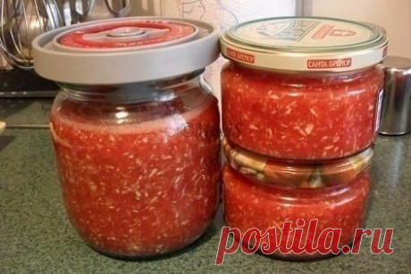 Соус хреновина
Чтобы приготовить хреновину нужно:
-1 кг. помидор,
-100 гр. корня хрена,
-100 гр. чеснока,
-1-2 чайные ложки соли,
-1 чайную ложку сахара.
Приготовление:
Корень хрена чистят и промывают.
Вымытые помидоры, вместе с хреном перемалывают. При перемалывании хрена на мясорубку надевают целлофановый пакет, чтобы его испарения не разъедали глаза.
Чеснок пропускают через чесноковыжималку.
Всё смешивают, добавляют сахар с солью и тщательно перемешивают.
В стерилизован...