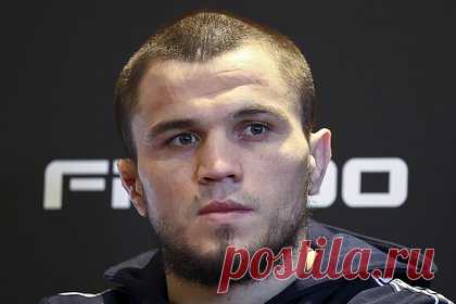 Брат Нурмагомедова раскрыл детали следующего поединка в UFC. Российский боец смешанного стиля (ММА) Умар Нурмагомедова раскрыл детали следующего поединка в рамках Абсолютного бойцовского чемпионата. «Я думаю, что сначала подерусь с Марлоном Верой. А потом — с Генри Сехудо или Мерабом Двалишвили. Скорее всего, этот поединок будет претендентским», — рассказал Нурмагомедов.