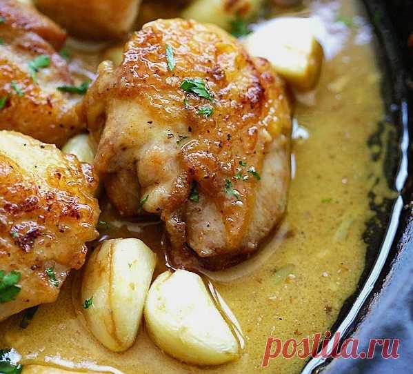 Нежные с хрустящей корочкой куриные бедрышки в сливочно-чесночном соусе