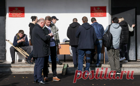 Генштаб объяснил неисполнение указания об отсрочке для многодетных отцов. Военкоматы не подчиняются директивам Минобороны, в том числе указанию об отсрочке для многодетных отцов, поскольку они подведомственны правительствам регионов, сообщил начальник Главного организационно-мобилизационного управления Генштаба Евгений Бурдинский в ответ на запрос депутата от ЛДПР Ярослава Нилова.