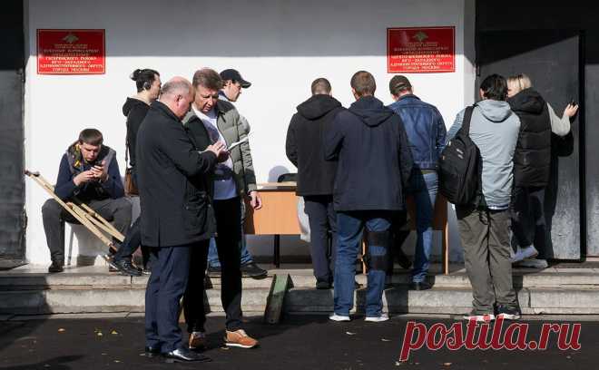 Генштаб объяснил неисполнение указания об отсрочке для многодетных отцов. Военкоматы не подчиняются директивам Минобороны, в том числе указанию об отсрочке для многодетных отцов, поскольку они подведомственны правительствам регионов, сообщил начальник Главного организационно-мобилизационного управления Генштаба Евгений Бурдинский в ответ на запрос депутата от ЛДПР Ярослава Нилова.