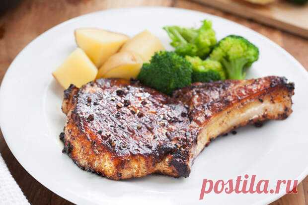 Как приготовить свиные отбивные, чтобы они получились сочными - Steak Lovers - 24 марта - Медиаплатформа МирТесен Свиные отбивные — одно из типичных блюд повседневного стола. Особо мудреным его не назовешь, тем не менее при всей своей простоте приготовления с отбивной из свинины часто возникают сложности. Вполне обычная картина, когда мясо доходит до нужной степени прожарки, но внутри оно уже пересушено или же - 24 марта - 43121073602 - Медиаплатформа МирТесен