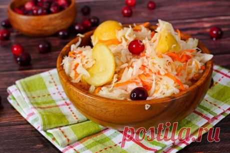 Квашеная капуста с клюквой и яблоками — Домашняя кулинария