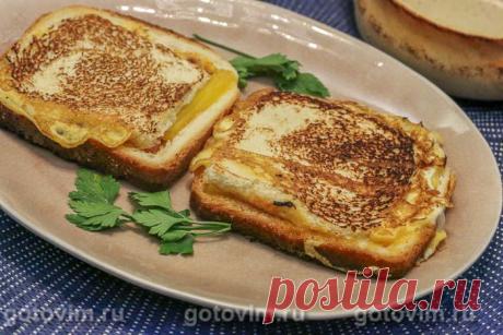 Закуска с сосисками, яйцом и сыром в хлебе. Рецепт с фото Попробуйте сделать на завтрак горячий бутерброд по рецепту, описанному на этой странице. Придется повозиться чуть больше, чем с обычным бутером, но по вкусу он точно выиграет. Важно! Жарьте хлеб с сосисками на слабом огне, чтобы бутерброд аппетитно подрумянился, но не сгорел. Готовим?