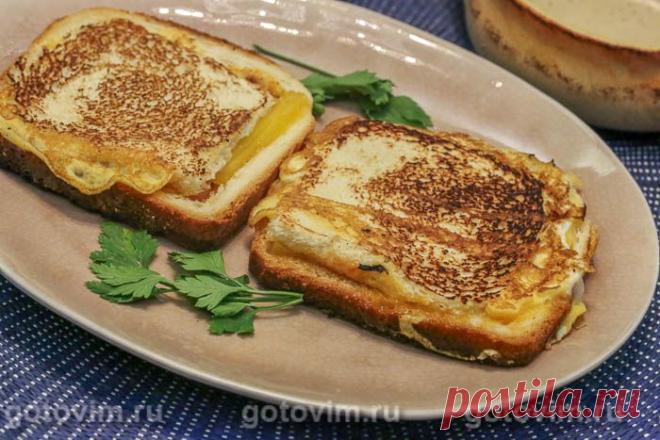 Закуска с сосисками, яйцом и сыром в хлебе. Рецепт с фото Попробуйте сделать на завтрак горячий бутерброд по рецепту, описанному на этой странице. Придется повозиться чуть больше, чем с обычным бутером, но по вкусу он точно выиграет. Важно! Жарьте хлеб с сосисками на слабом огне, чтобы бутерброд аппетитно подрумянился, но не сгорел. Готовим?