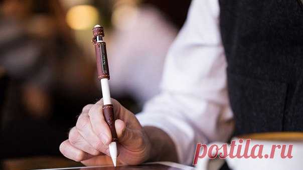 Это. Чехол. Для Apple Pencil Многим не понравился дизайн «карандаша Apple». Грубо говоря, это обычная палочка, ничего более. Компания Pad & Quill решила исправить это маленькое недоразумение, выпустив собственный кожаный чехол для Apple Pencil. По заверениям создателей, «он превратит Apple Pencil из инструмента в произведение искусства». Чехол представляет из себя накладку из кожи с клипсой из нержавеющей стали. Он упрощает взаимодействие с устройством, смягчая хват. Гаджет попросту…