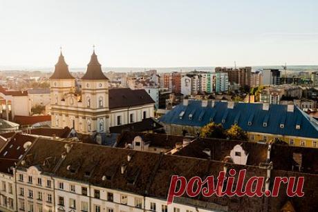 В четырех городах Украины произошли взрывы. В городе Ивано-Франковск на западе Украины произошли взрывы. В украинском городе Ровно также сообщили о детонациях, в результате которых часть населенного пункта осталась без электричества. Кроме того, взрывы прозвучали в Хмельницком, Харькове и Винницкой области республики.