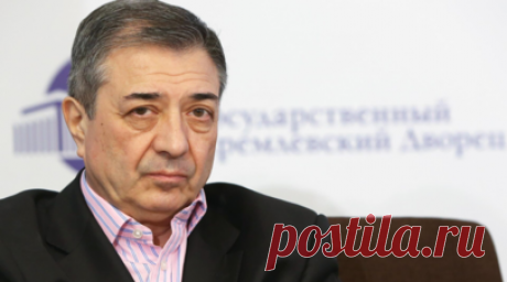 Внучка композитора Андрея Петрова рассказала, как водила его на «Алису» и ДДТ. Певица Манана Гогитидзе, внучка композитора Андрея Петрова, почётного гражданина Санкт-Петербурга, народного артиста СССР, по случаю 95-летия со дня его рождения, 2 сентября, рассказала, как её знаменитый родственник посещал концерты рок-музыкантов. Читать далее