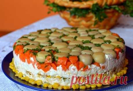 Торт-салат с курицей и грибами