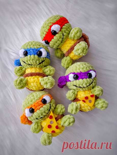 PDF Черепашки-Ниндзя крючком. FREE crochet pattern; Аmigurumi toy patterns. Амигуруми схемы и описания на русском. Вязаные игрушки и поделки своими руками #amimore - плюшевая черепаха из детского мультфильма, маленькая черепашка ниндзя из плюшевой пряжи.