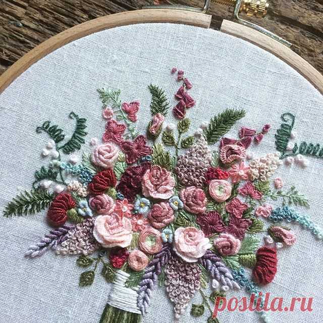 Добрый вечер, друзья! Я наконец вышиваю для себя!) У меня очень долго висела на стене пустая рама с паспарту, висела-висела, ждала своего часа... Час настал! Дополню летний букет какой-нибудь романтичной надписью на французском и будет красота!

А ещё я хочу поблагодарить за вашу поддержку! Столько приятных слов вы пишите!🙏🏻Без вашего внимания, одобрения, участия я не смогла бы продолжать в таком темпе!) Я думаю, давно бы сбавила обороты и опять взялась бы за спицы или е...