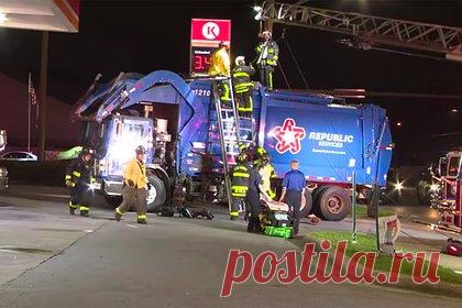 Мужчина случайно оказался в мусоровозе, попал под пресс и выжил. В США мусоровоз случайно забрал мужчину, который заснул в мусорном баке. Мусор внутри грузовика успели уплотнить несколько раз, прежде чем водитель осознал, что внутри находится человек. Прибывшие на вызов спасатели извлекли пострадавшего из кузова, после чего его госпитализировали с тяжелыми травмами.