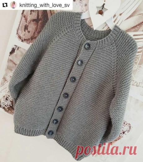 Детский бомбер из Gazzal baby wooll Бомбер на 5-6 летОписание от knitting_with_love_svДалее слова автора:・・・• !!Девочки-мамочки дарю Вам описание бомбера!!• размер 5-6 лет• пряжа Gazzal baby wooll XL 7 -8 мотков по 50гр-100 м, цвет 818 XL• резинка для 1×1-N4• основное полотно N5• на спицы N4 набрать 97 п, 9 рядов...