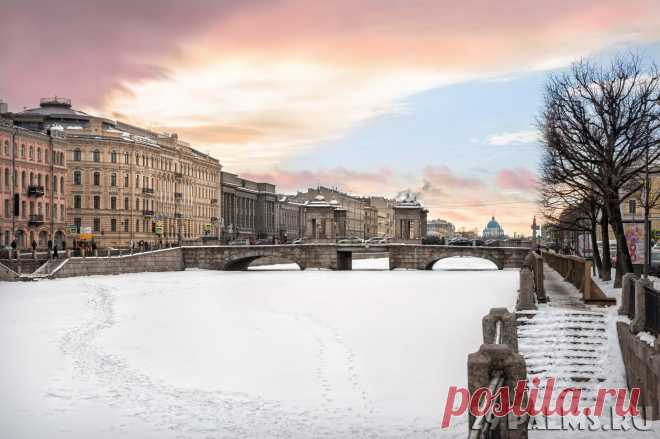 Вид на мост Ломоносова издали.