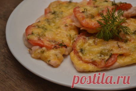 Куриные грудки с сыром и томатами.