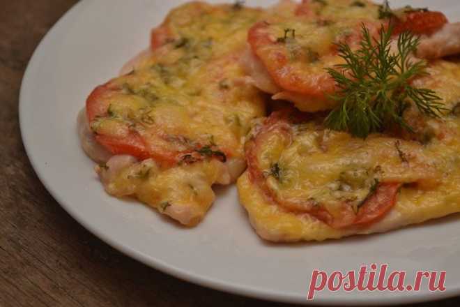 Куриные грудки с сыром и томатами.