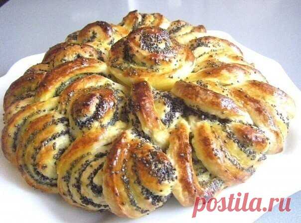 Пирог «Бабушкина салфетка» 
 
Ингредиенты: 
 
500 грамм муки 
1 яйцо 
1 ст.л. дрожжей 
4 ст.л. сахара 
1 стакан молока 
1 ст.л. сливочного масла 
3 ст.л. растительного масла 
щепотка соли 
 
Приготовление: 
Замешиваем тесто, должно получится некрутое, ставим его подниматься на полчасика в теплое место, затем обминаем и еще полчаса даем подняться. 
Пока поднимается тесто займемся начинкой. Полстакана мака поварить в воде (или в молоке, кому как нравится), можно при варке до...