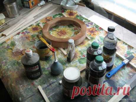 Морилки на водной основе. Тонкости применения Работая с декоративным стеклом, витражами, часто оформляем свои работы в виде светильников той или иной формы. Такой светильник со стеклянной мозаикой или витражом-плафоном демонстрирует цветное стекло в наиболее выигрышном его виде – в проходящем свете, позволяет недорого завести в доме, пусть и