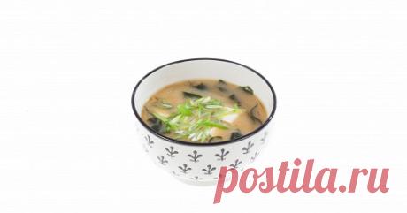 Мисосиру. Видеорецепт Сухие водоросли замочить в холодной воде на 10-15 минут. Затем нарезать их на небольшие прямоугольники или тонкие полоски.