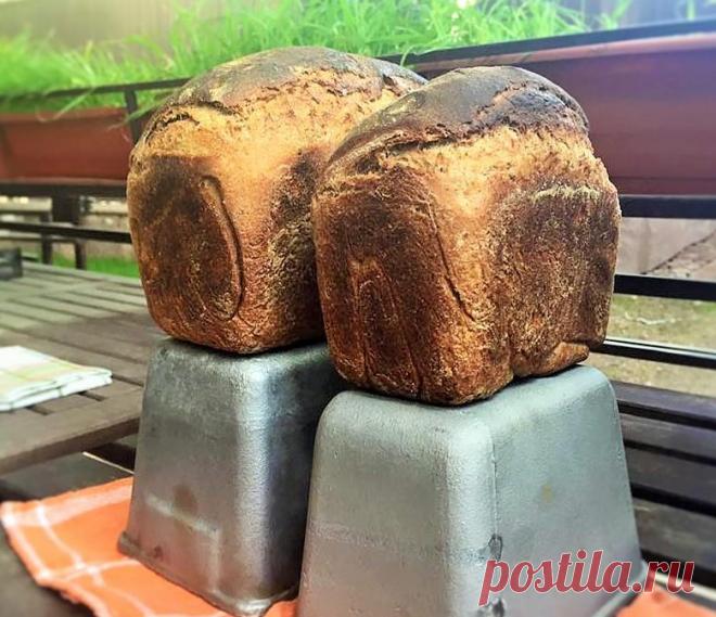 Ольга Бондарева  

Из остатков хлеба делаю квас 
 простой, сухарный: сухари, немного солода завариваю кипятком, остужаю, добавляю закваску. Как скис -- в бутылки с сахаром и изюмом и в холодильник. Через сутки-двое пьем.