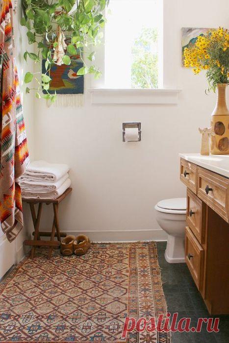 Как коврик может преобразить интерьер ванной и санузла: 5 практичных советов и 15 очаровательных примеров