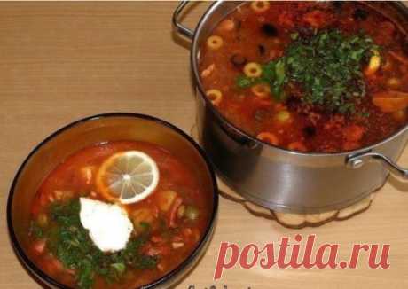 Моя любимая солянка — самый правильный рецепт! 
Вкуснее супчика я не пробовала
Ингредиенты (на 3 л): 
 300 - 500 г говядины 
 около 5 видов различных мясных деликатесов общим весом около 300 - 500 гр 
 150 г лука 
 200 г соленых огурцов 
 4 - 5 ст.л. томатной пасты 
 3 ст.л. каперсов 
 черный перец 
 3-4 лавровых листа 
 растительное масло 
 лимон 
 зелень 
 маслины или оливки 
Способ приготовления: 
1. Ставим варить мясо. Бульон для солянки правильный – должен быть крепкий, насыщенный. Но, ес