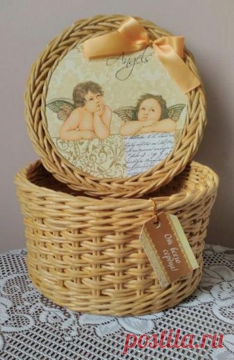 Шкатулочка. На крышке декупаж с двух сторон. Диаметр-19см высота-11см. Отличный подарок ко Дню Ангела))