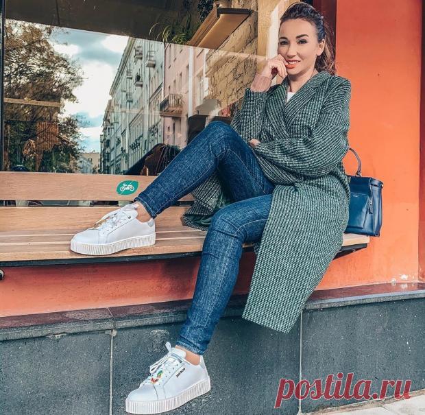 Анфиса Чехова в блестящем синем костюме – неожиданное решение для стройности силуэта