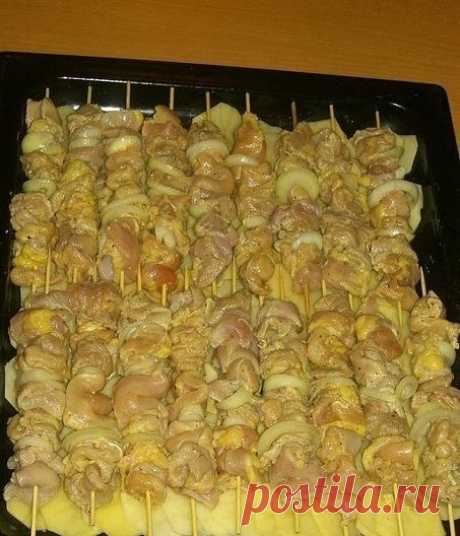 Куриный шашлык с картошкой в духовке.