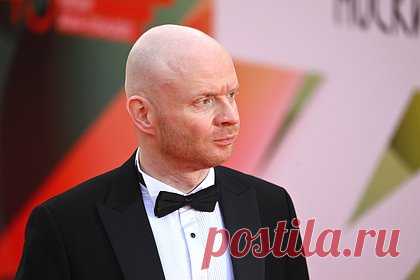 Рыжий из «Ералаша» рассказал о ссоре с Грачевским. Актер Александр Лойе, известный по роли рыжеволосого Саши в киножурнале «Ералаш», рассказал о ссоре с худруком проекта Борисом Грачевским. Артист поведал, что в какой-то момент режиссер начал напоминать Лойе, кому тот обязан. Когда же Грачевский не получил нужной ему реакции, актера перестали снимать в «Ералаше».