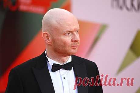 Рыжий из «Ералаша» рассказал о ссоре с Грачевским. Актер Александр Лойе, известный по роли рыжеволосого Саши в киножурнале «Ералаш», рассказал о ссоре с худруком проекта Борисом Грачевским. Артист поведал, что в какой-то момент режиссер начал напоминать Лойе, кому тот обязан. Когда же Грачевский не получил нужной ему реакции, актера перестали снимать в «Ералаше».