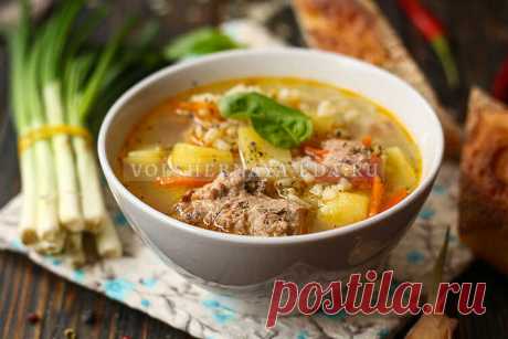 Суп с горбушей и рисом: бюджетно и очень полезно Чтобы вкусно приготовить горбушу в духовке или на сковороде, нужно очень постараться. А вот суп из нее получается аппетитным, наваристым и красивым даже без особых усилий со стороны кулинара. Главное – суметь сварить прозрачный бульон из головы и хвоста, а нарезанное крупными кусками филе добавить под конец варки – так суховатое мясо горбуши получится сочным и нежным.
