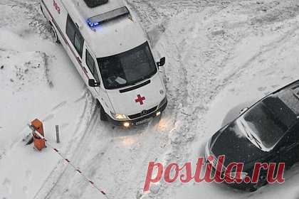 Школьник примерз к памятнику в российском городе. Школьник из Череповца Волгоградской области примерз к памятнику «Преемственность поколений». Ребенок лизнул железную скульптуру и после этого не смог отделить от нее свой язык. Прибывшие на место сотрудники скорой помощи помогли мальчику освободиться.
