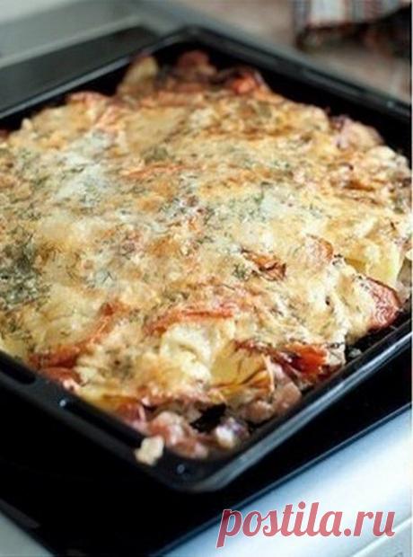 Мясо «под шубой»

Ингредиенты:
* свинина — 1 кг (можно взять 2 куриных грудки)
* помидоры — 2-3 шт.
* репчатый лук — 3 шт.
* картофель — 3-4 шт.
* чеснок — 4-5 зуб.
* сыр — 200-250 гр.
* зелень
* соль
* майонез

Приготовление:
1) Обмыть мясо, обсушить, нарезать ломтиками (каждый ломтик по вкусу посолить, поперчить).
2) Картофель натереть на крупной терке.
3) Лук порезать кольцами.
4) Помидоры порезать полукольцами и обвалять в майонезе.
5) Сыр натереть на крупной терке.
6)...