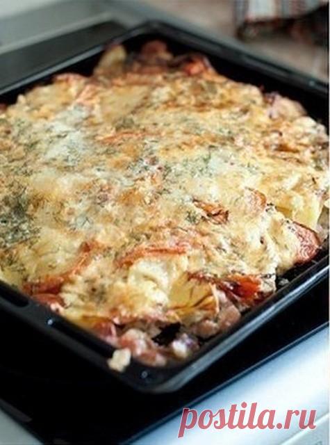 Мясо «под шубой»

Ингредиенты:
* свинина — 1 кг (можно взять 2 куриных грудки)
* помидоры — 2-3 шт.
* репчатый лук — 3 шт.
* картофель — 3-4 шт.
* чеснок — 4-5 зуб.
* сыр — 200-250 гр.
* зелень
* соль
* майонез

Приготовление:
1) Обмыть мясо, обсушить, нарезать ломтиками (каждый ломтик по вкусу посолить, поперчить).
2) Картофель натереть на крупной терке.
3) Лук порезать кольцами.
4) Помидоры порезать полукольцами и обвалять в майонезе.
5) Сыр натереть на крупной терке.
6)...