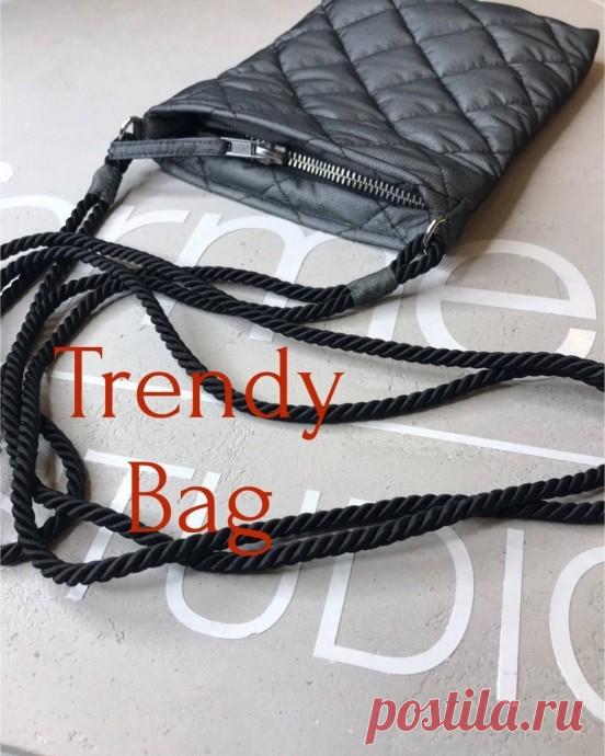 ​Мастер-класс по пошиву сумочки Мастер-класс по пошиву сумочки
Для пошива мы использовали:двухстороннюю стёжку 50см*20смметаллическую молнию 16 см полукольца 12мм - 2шт шнур в два сложения 115*2=230см катушку ниток в тон В этой сумочке можно носить телефон, очки, кошелёк и все что вы пожелаете, ну или почти  Не стоит...