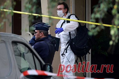 Двух белорусов задержали во Франции после нападения на школу. Двух белорусов задержали во Франции после того, как на школу в Аррасе было совершено нападение, в результате которого учитель получил несовместимые с жизнью травмы. Об этом сообщает издание Le Parisien. В издании подчеркнули, что число задержанных по данному делу возросло до 10.