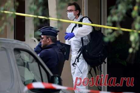 Двух белорусов задержали во Франции после нападения на школу. Двух белорусов задержали во Франции после того, как на школу в Аррасе было совершено нападение, в результате которого учитель получил несовместимые с жизнью травмы. Об этом сообщает издание Le Parisien. В издании подчеркнули, что число задержанных по данному делу возросло до 10.