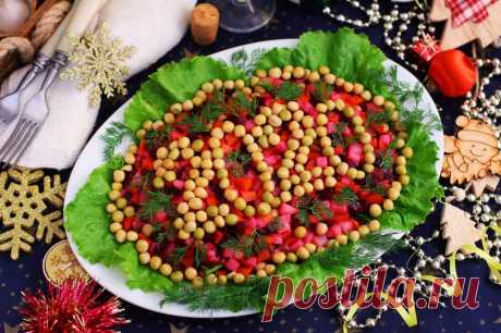 Новогодний винегрет Вы не ошибетесь, если на очередной праздник приготовите проверенные временем и опытом любимые салаты. Только вот подумайте над их оформлением и презентацией гостям, ведь даже простой винегрет можно преподнести так, что сразу будет понятно – в дом пришло торжество!