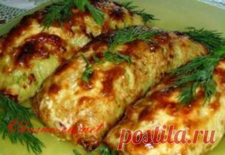 Кабачковый рулет с сосисками
