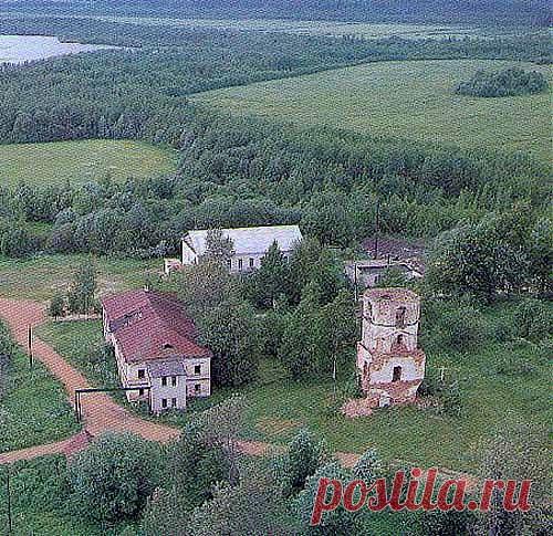 АНТОНИЕВО-ДЫМСКИЙ МОНАСТЫРЬ (пос. Броневик, Бокситогорский р-н), один из древнейших в С.-Петерб. епархии. Основан прп. Антонием Дымским (по одному варианту жития, род. в сер. XII в. и умер в 1224; по другому – жил в 1206-73. В 1997 обитель возобновлена как скит Тихвинского Успенского мон.